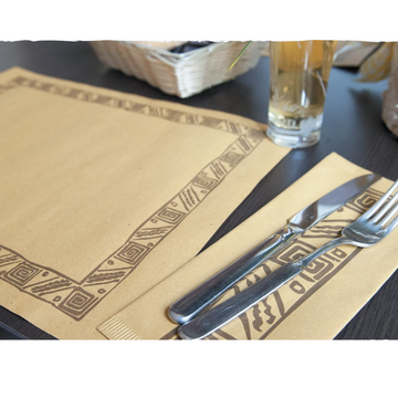 Dettaglio di apparecchiatura con tovaglietta di carta paglia con decoro inca